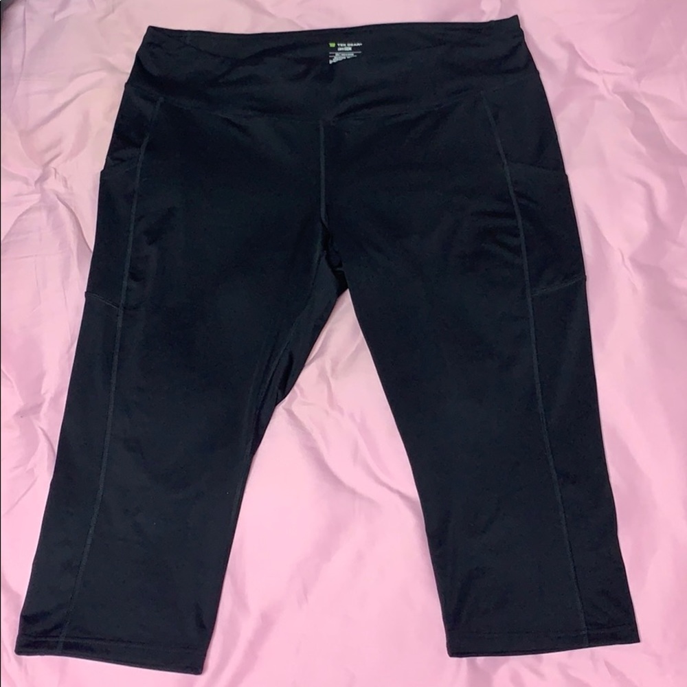 Dry tech leggings with 2 side pockets!!